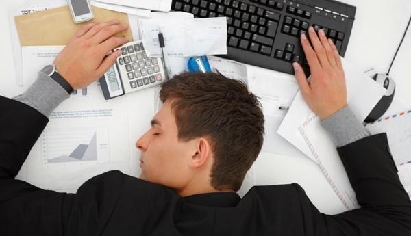 همواره خسته ها بخوانند؛ علل احساس خستگی دائم در بدن